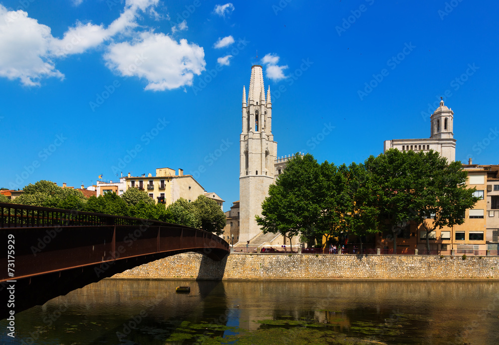 Obraz premium Collegiate Church and Gothic Cathedral from Onyar river