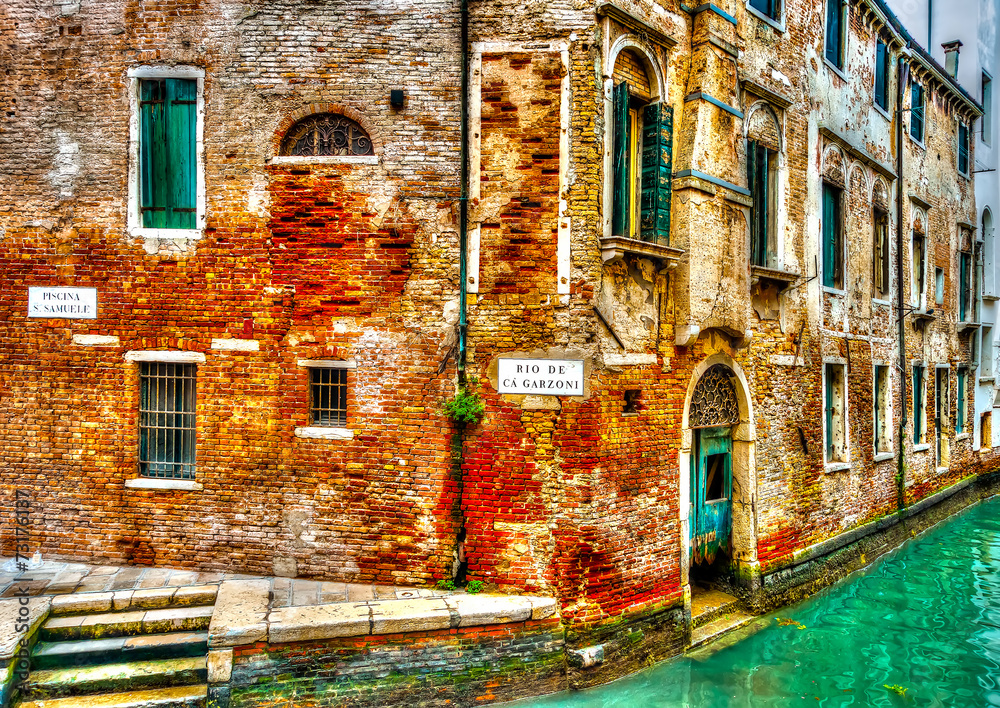 Fototapeta Piękny stary budynek w Wenecji we Włoszech. Przetworzony HDR
