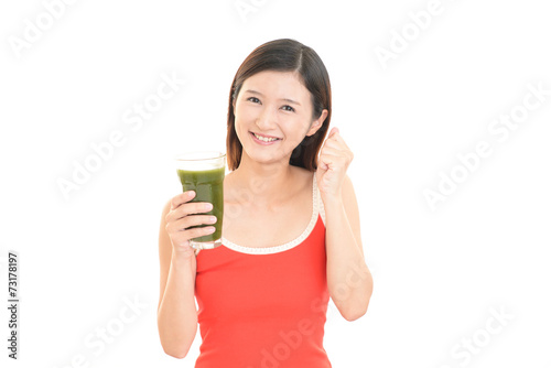 野菜ジュースを飲む女性