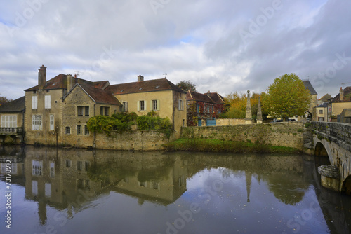La rivière le Serein, miroir du village de Noyers-sur-Serin (89310), département l'Yonne en région Bourgogne-Franche-Comté, France
