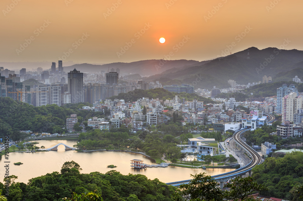 Fototapeta premium Beautiful Arch Bridge at Taipei