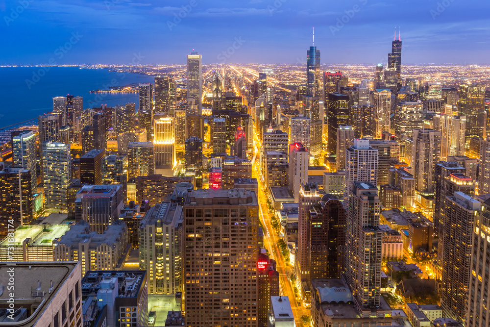 Naklejka premium Widok na panoramę centrum Chicago w nocy.