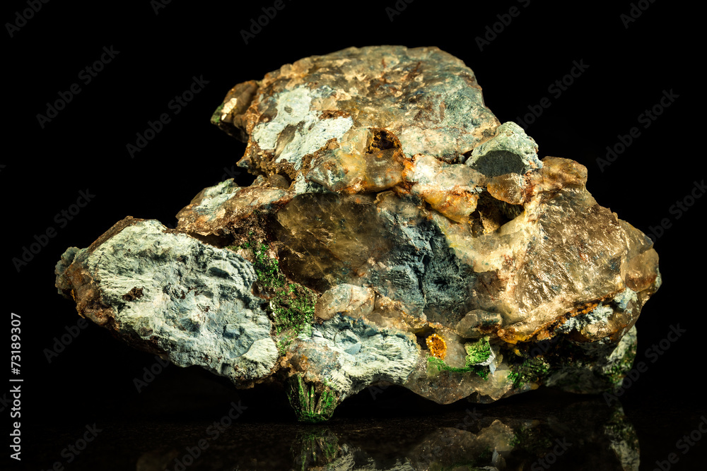 Konglomerat aus Cavansit, Malacht und Quarz Konglomerat aus Cavansit, Malacht und Quarz