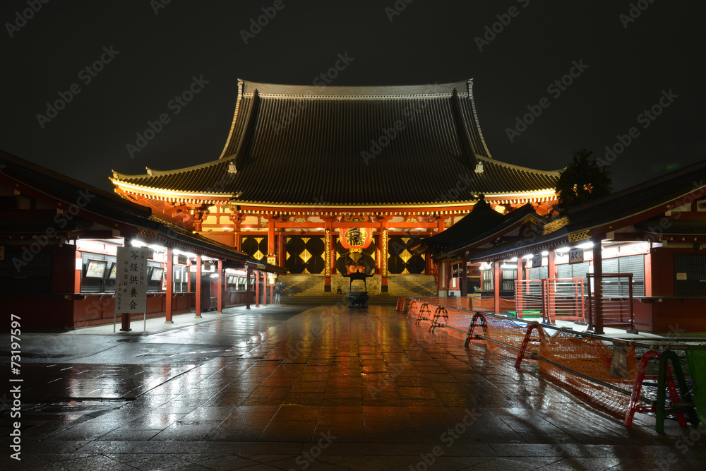 Obraz premium Main Hall SensoJi Temple In The Rain