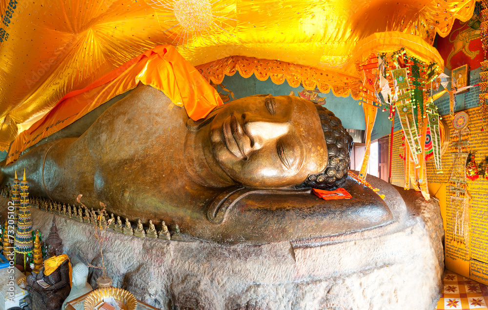 Fototapeta premium Phnom Kulen Buddha w świątyni Ang Thom w Siem Reap w Kambodży
