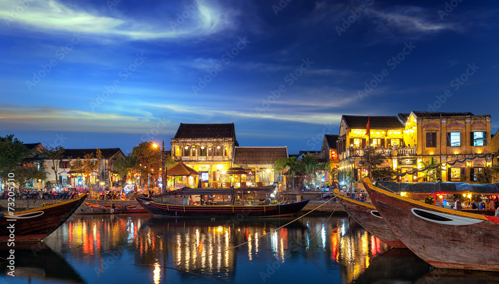 Fototapeta premium Hoi An old town in Vietnam after sunset