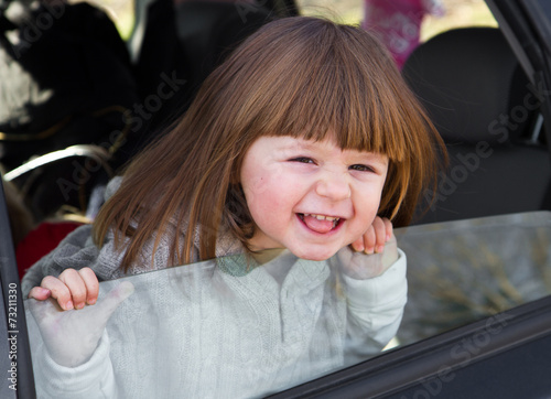 	bambina pronta per partire per le vacanze photo