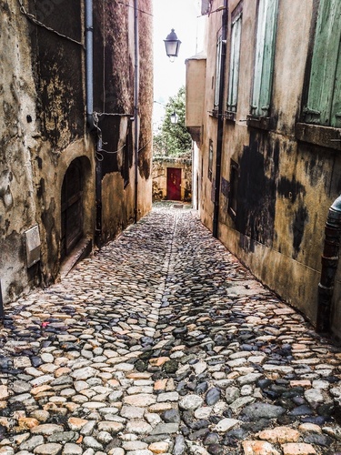 Fototapeta Naklejka Na Ścianę i Meble -  medieval cobblestone streets in Le Puy en Vilay in France