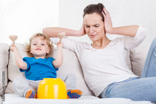 Foto Mother and her loud child