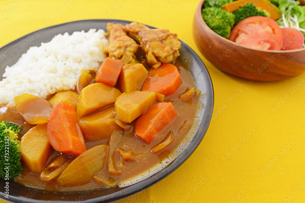 カレーライスと野菜サラダ カレーライスと野菜サラダ