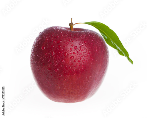 Świeży jabłko odizolowywający na białym tle