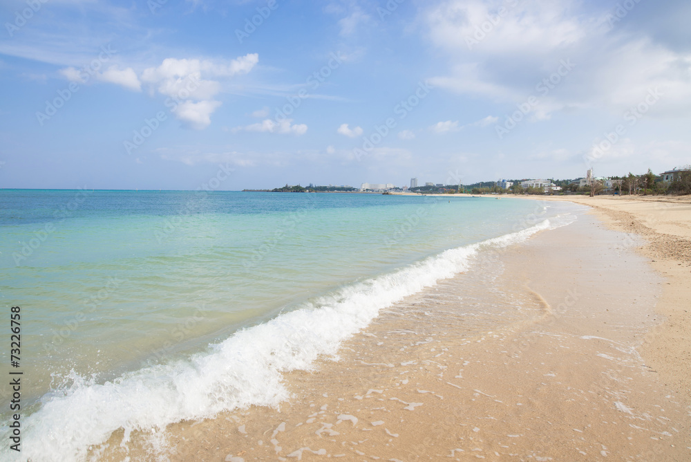 Obraz premium 沖縄のビーチ・仲泊海岸