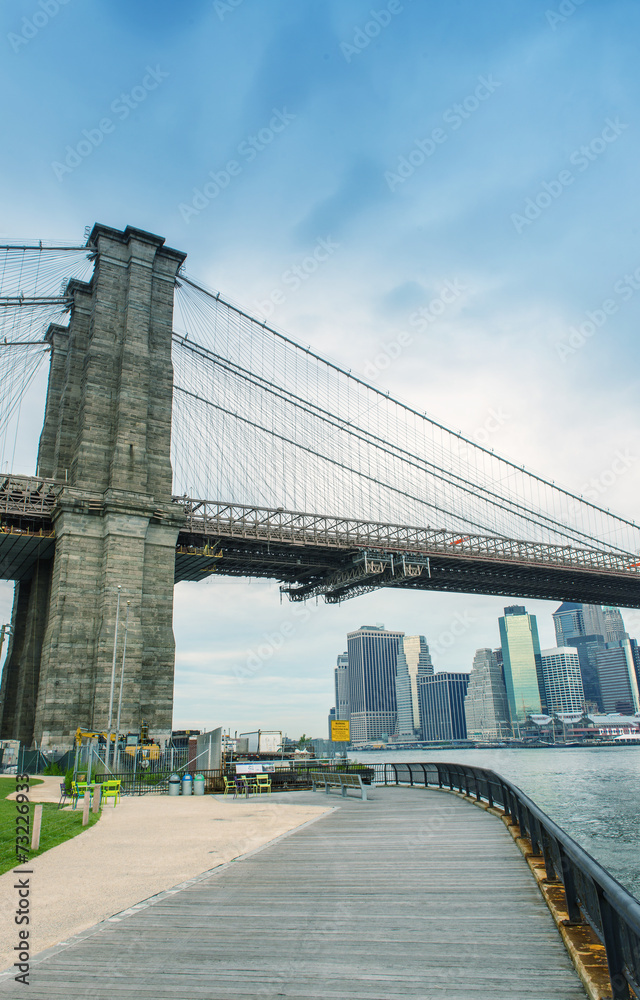 Obraz premium Beautiful view of Brooklyn Bridge and Manhattan skyline from Bro
