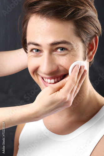 Męska pielęgnacja, oczyszczanie skóry twarzy