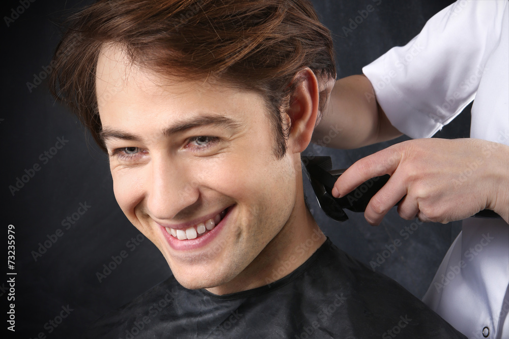 Modna męska fryzura, mężczyzna u fryzjera - obrazy, fototapety, plakaty 