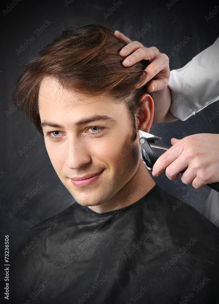 Fototapeta premium Facet u fryzjera