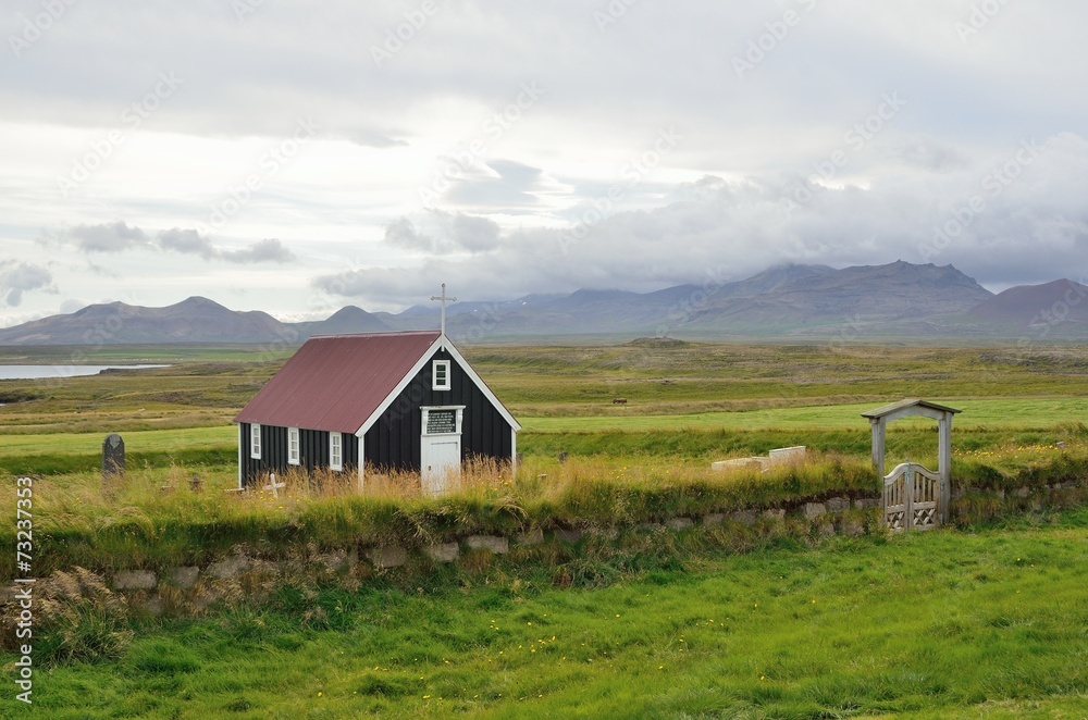 Исландия, церковь на берегу фьорда