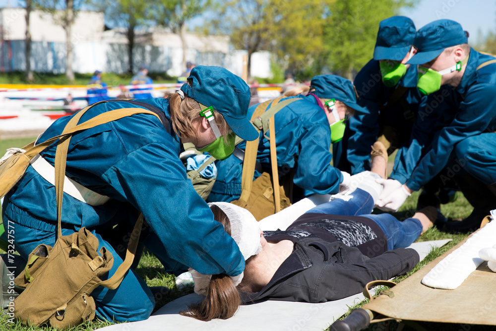Paramedic succor a woman with brain injury and broken leg Paramedic succor a woman with brain injury and broken leg