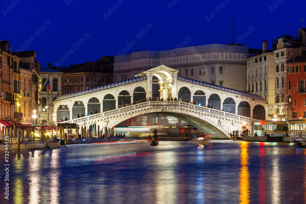 Night view of Rialto bridge and Grand Canal in Venice. Italy - obrazy, fototapety, plakaty 