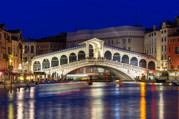 Plexiglas schilderij Rialtobrug Rialtobrug nachtzicht op Canal Grande  © Ekaterina Belova