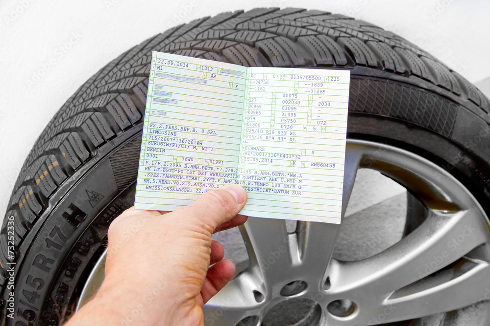 Größere Reifen Als Im Fahrzeugschein Strafe Reifengröße, Kontrolle im Fahrzeugschein Stock-Foto | Adobe Stock