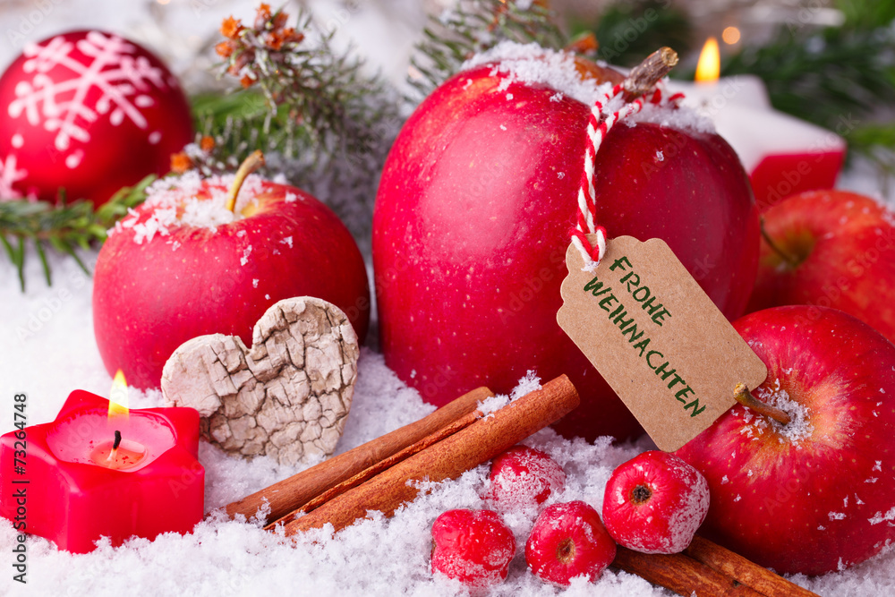 Frohe Weihnachten - Apfel, Zimt und Adventskerzen Stock-Foto | Adobe Stock