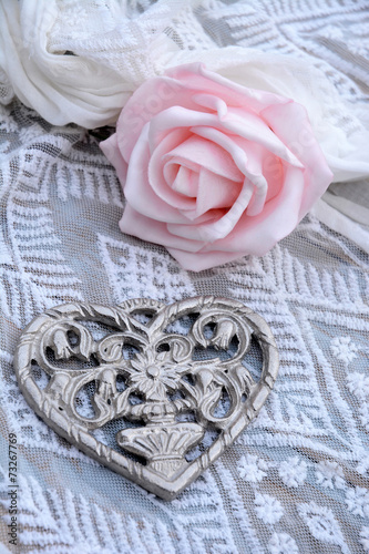 Decoratie van roosjes en een metalen hart photo