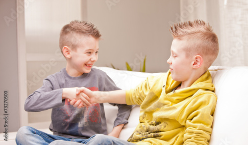 Canvastavla two babies shaking their hands as they were businessmen