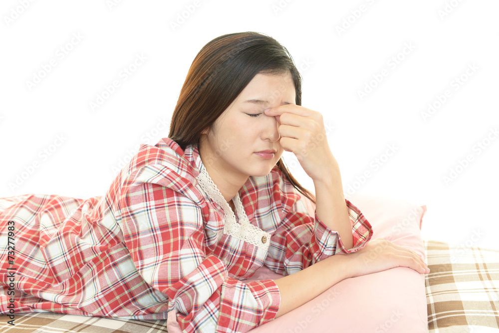 頭痛を訴える女性 頭痛を訴える女性