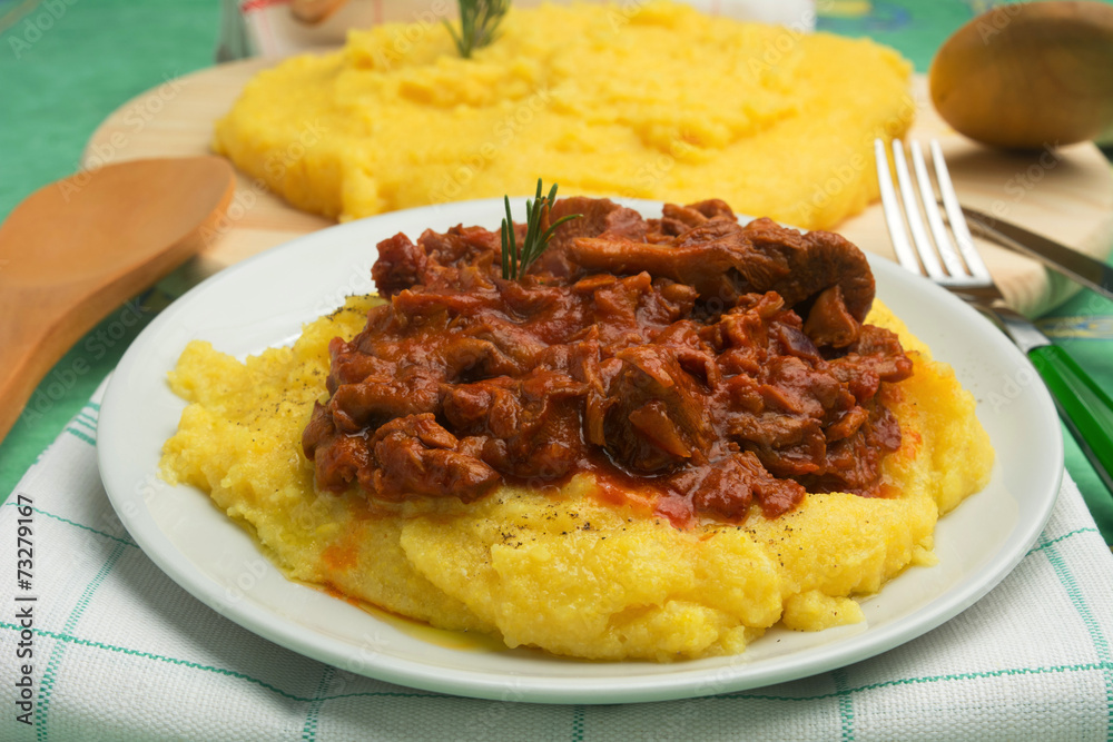 Polenta con sugo di funghi Polenta con sugo di funghi