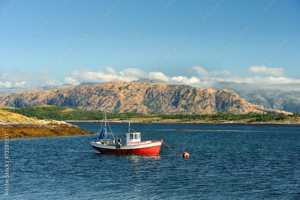 Obraz premium Norwegia , Sakrisoy, kuter rybacki