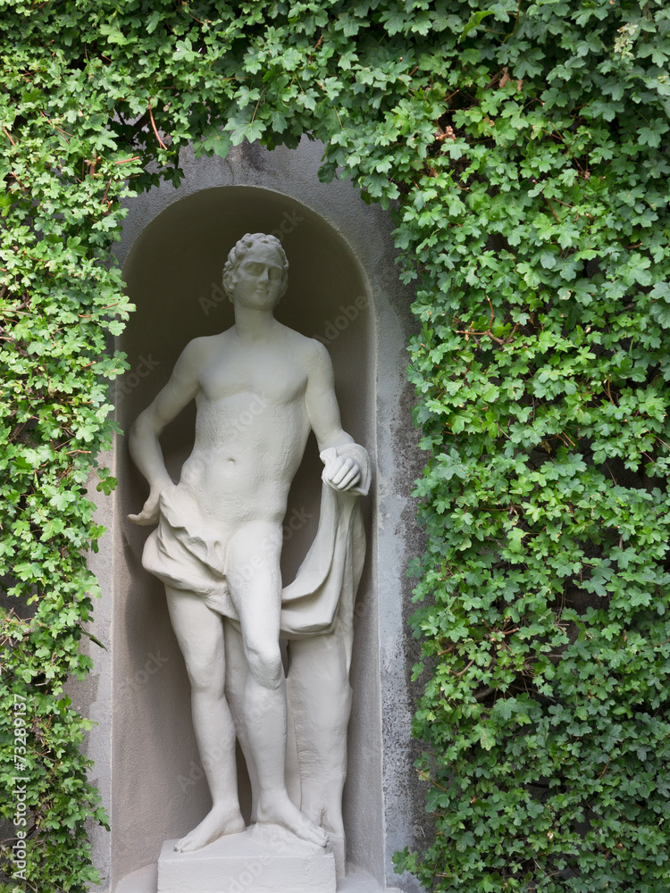 Skulptur eines Jünglings von Efeu umrankt, Belvedere Wien Skulptur eines Jünglings von Efeu umrankt, Belvedere Wien