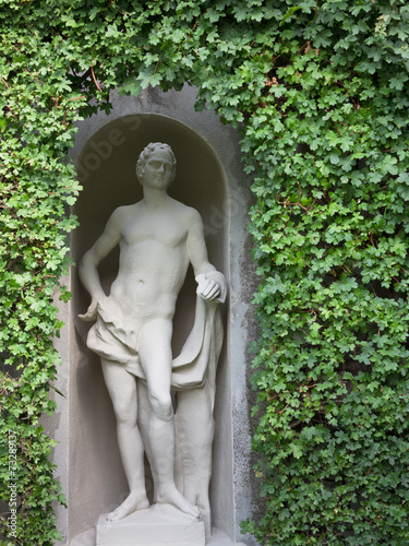 Skulptur eines J  nglings von Efeu umrankt  Belvedere Wien
