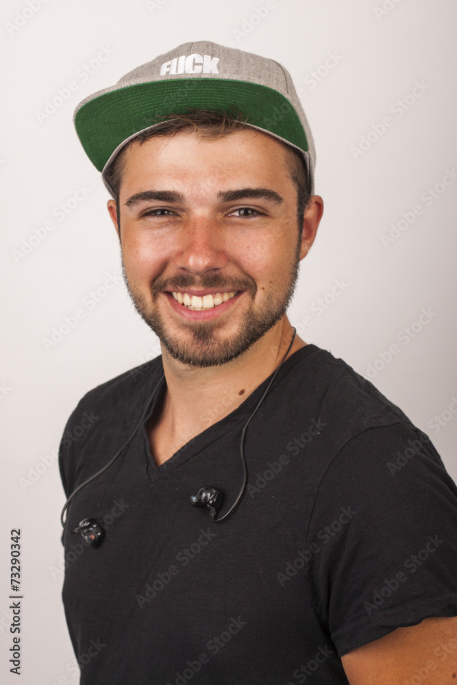 Fröhlicher DJ mit In Ear Headphones und Cap Fröhlicher DJ mit In Ear Headphones und Cap