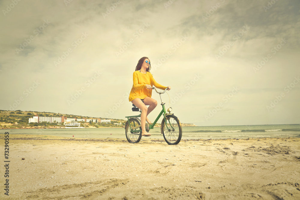 Fototapeta premium A cyclist at the beach