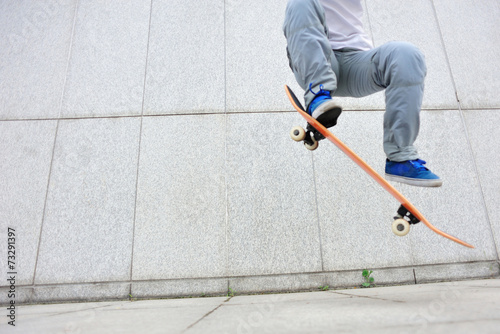 skateboarding at city © lzf