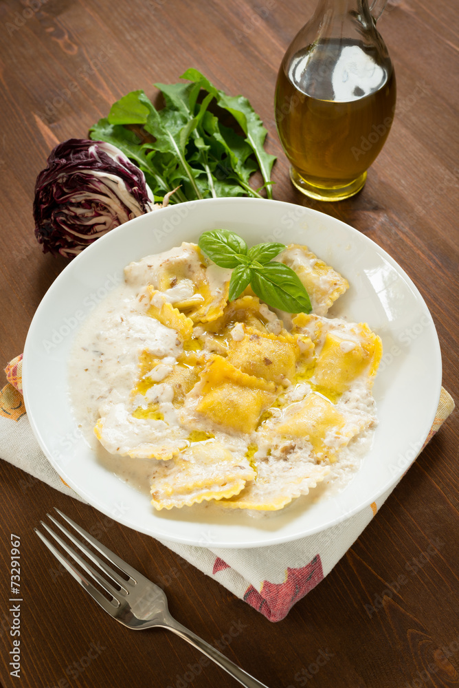 Tortelli al radicchio e panna, cucina italiana Tortelli al radicchio e panna, cucina italiana
