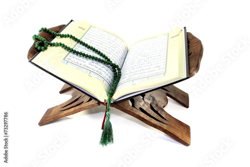 Koranständer mit aufgeschlagenem Koran und Rosenkranz