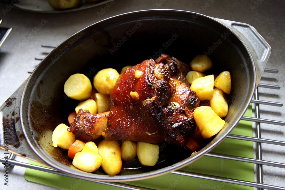 jarret de porc roti en cocotte et pommes de terre Stock Photo | Adobe Stock