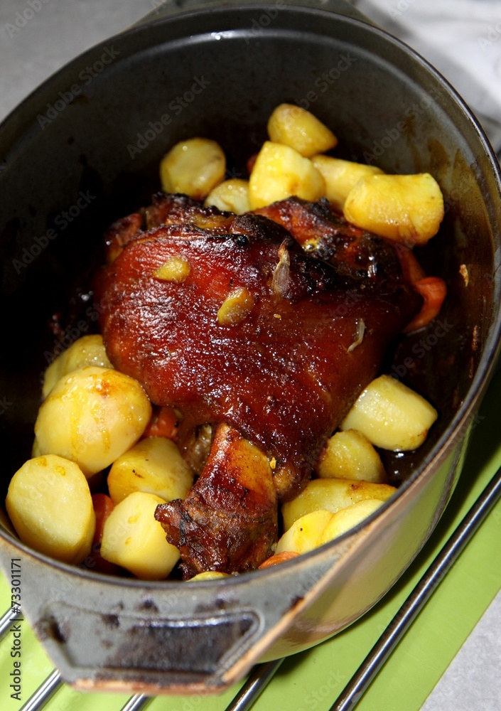 jarret de porc roti en cocotte et pommes de terre Stock Photo | Adobe Stock