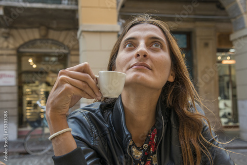 ragazza che beve il caffè photo