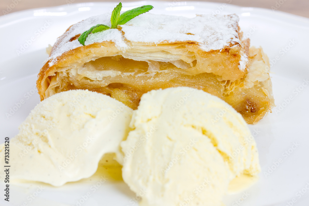 Apfelstrudel mit Vanilleeis Apfelstrudel mit Vanilleeis