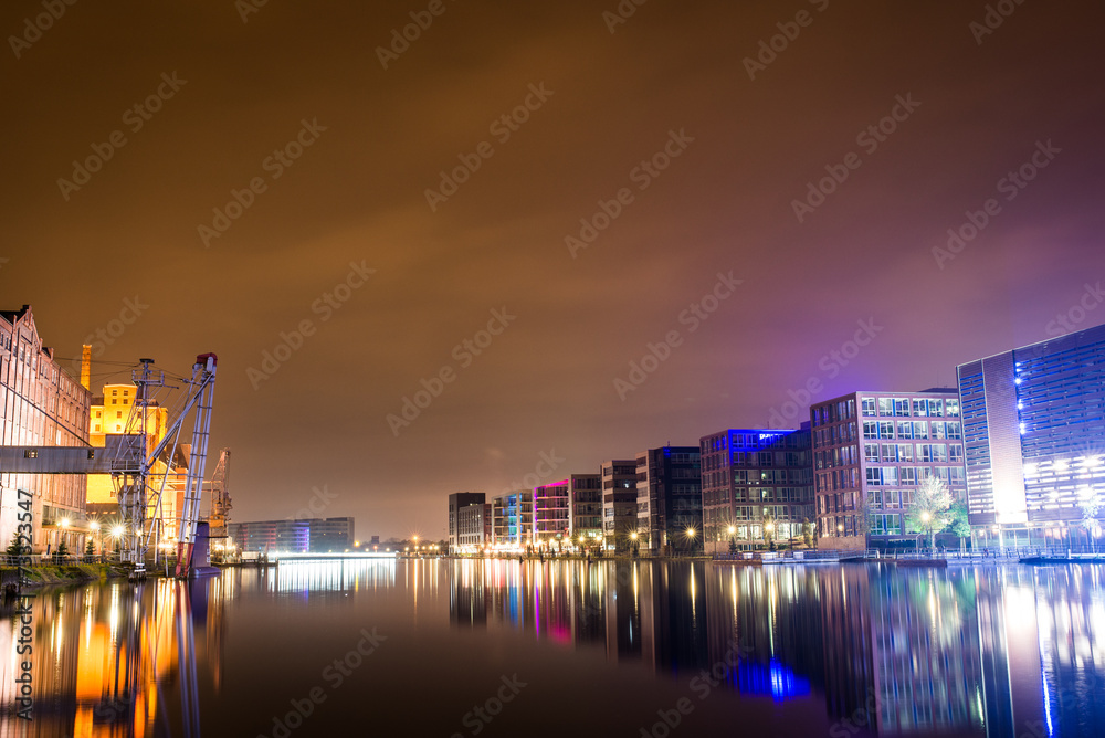 Duisburg Innenhafen bei Nacht