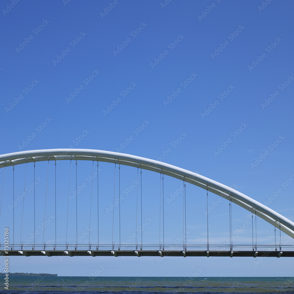 Obraz premium Modern white bridge