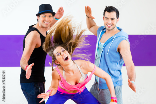 Tänzer trainieren Zumba Fitness in Tanzstudio