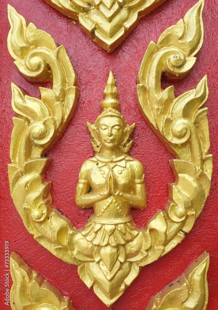 Obraz premium Golden Wood carving Thai Style at the door in a temple in Thai
