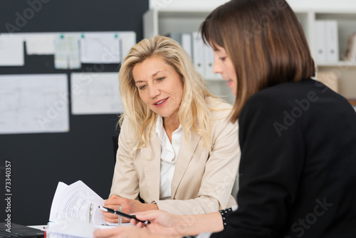 zwei geschäftsfrauen in einer besprechung am schreibtisch