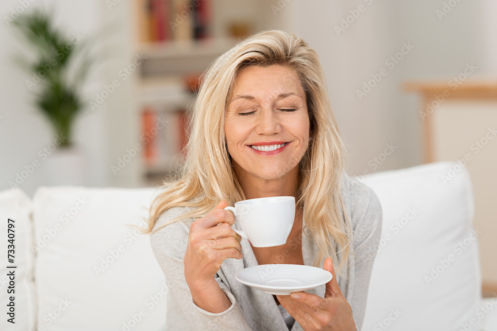 frau mit geschlossenen augen genießt eine tasse kaffee frau mit geschlossenen augen genießt eine tasse kaffee