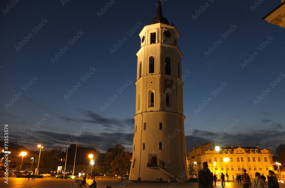 Старинная башня на фоне ночного неба