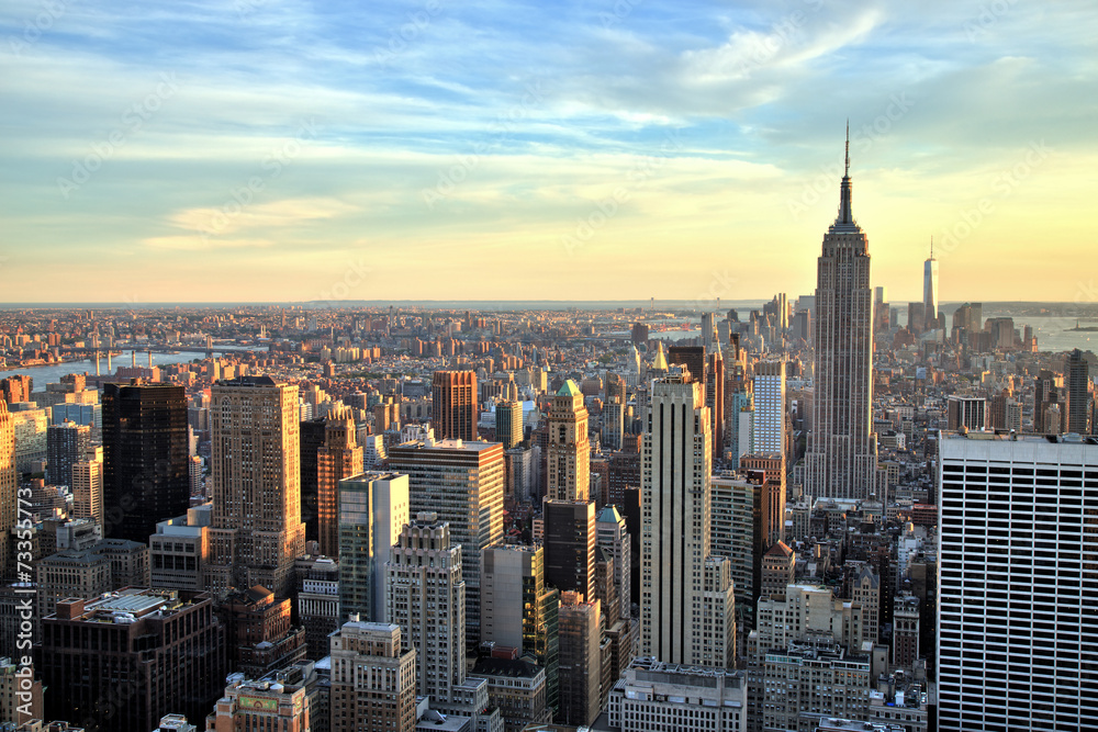 Naklejka premium New York City Midtown z Empire State Building o zachodzie słońca